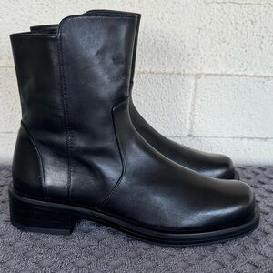 Stuart Weitzman Women's Black 5050
Bold Leather Zip Booties Size 6.5